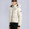 Chaqueta acolchada con ribete de piel de oveja Nyluxe Misti Chaqueta acolchada con ribete de piel de oveja Nyluxe Misti