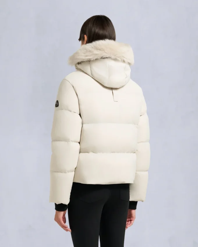 Chaqueta acolchada con ribete de piel de oveja Nyluxe Misti Chaqueta acolchada con ribete de piel de oveja Nyluxe Misti