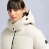Chaqueta acolchada con ribete de piel de oveja Nyluxe Misti Chaqueta acolchada con ribete de piel de oveja Nyluxe Misti