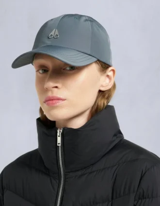 Gorra con logotipo en forma de media luna