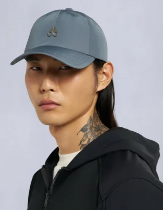 Gorra con logotipo en forma de media luna