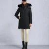 Parka con ribete de piel de oveja Parka con ribete de piel de oveja