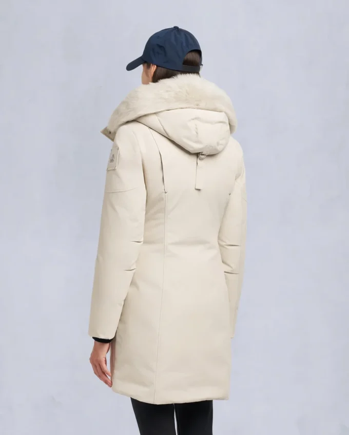 Parka con ribete de piel de oveja Parka con ribete de piel de oveja