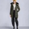 Parka Nyluxe Watershed con ribete de piel de oveja Parka Nyluxe Watershed con ribete de piel de oveja